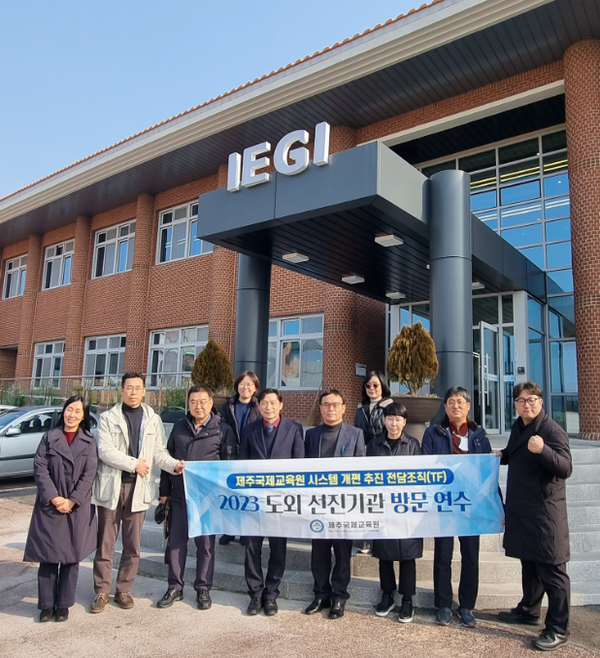 ▲단체 촬영을 하고 있다.