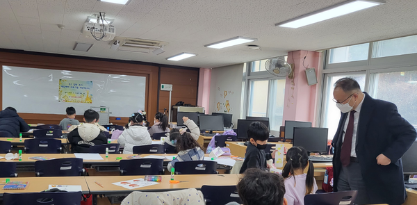 김환식 부교육감이 도화초등학교를 방문 운영상황을 점검하고 있는 모습,