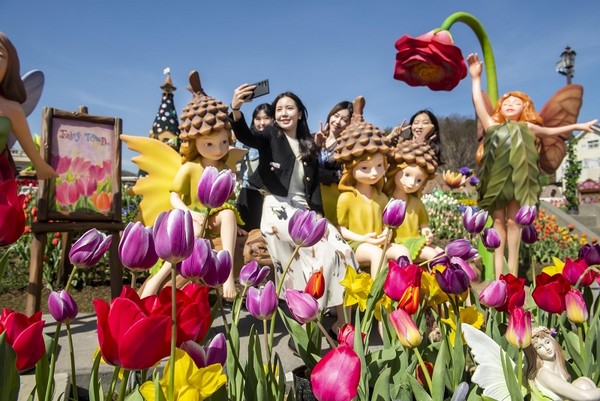 페어리 타운에서 사진을 찍고있는 사람들