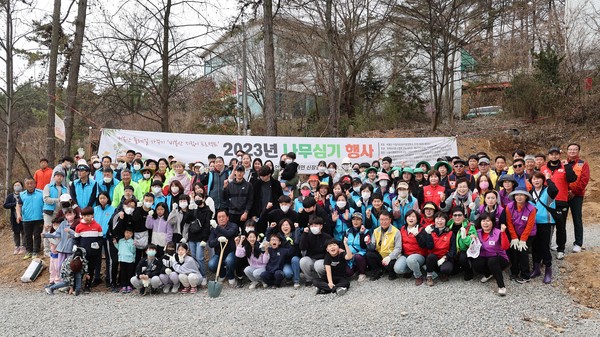                       ▲2023 비봉산 나누심기 행사가  성황리에 개최됐다. 
