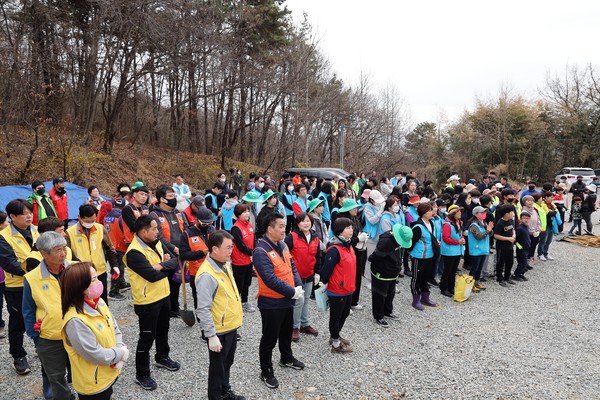                                                ▲2023 비봉산 나무심기 행사에 200여명의 시민들이 참여했다. 