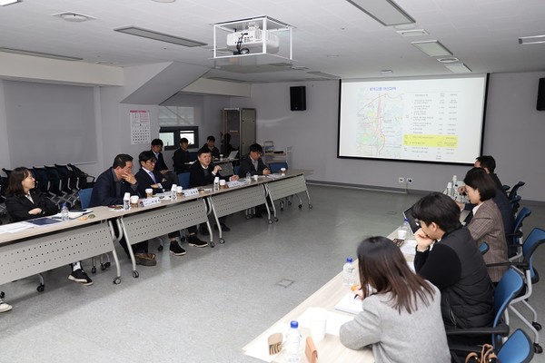 미르스타디움에서 ‘플랫폼시티와 용인시 지역 연계 방안’에 관한 전문가 의견을 청취하고 있다.