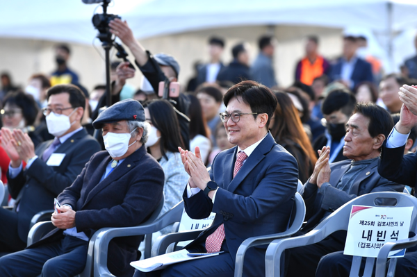 ▲김병수 시장이 박수를 치고 있는 모습,