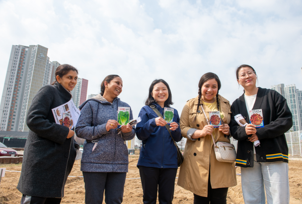 ▲농작물 씨앗을 들고 기념촬영,