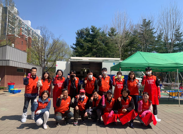 ▲사랑의 밥차 봉사자들이 화이팅! 을 하며 단체 촬영,