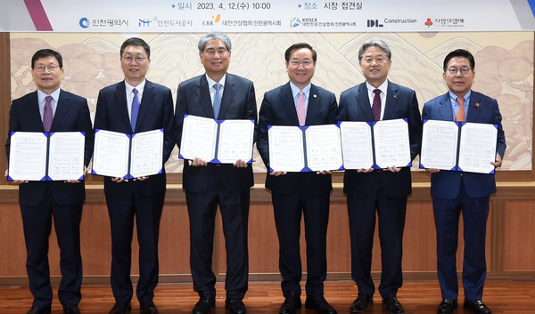 ▲유정복 시장이 12일 시청 대접견실에서 열린 '민ㆍ관 노인일자리 창출 및 iHUG 주거서비스 협약식'을 마치고 기념촬영,(왼쪽부터 인천도시공사 조동암 사장, 디엘건설(주) 곽수윤 대표이사, 대한건설협회 인천시회 김창환 회장, 유정복 인천시장, 대한전문건설협회 인천시회 지문철 회장, 인천사회복지공동모금회 조상범 회장)