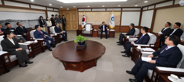 ▲유정복 인천시장이 12일 시청 대접견실에서 열린 '민ㆍ관 노인일자리 창출 및 iHUG 주거서비스 협약식'에서 인사말을 하고 있다.