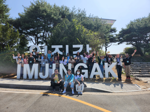 ▲임진각 앞에서 기념촬영,