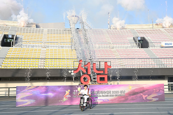 성화 최종 주자인 윤지유 장애인 탁구 국가대표가 성화를 점화했다. 