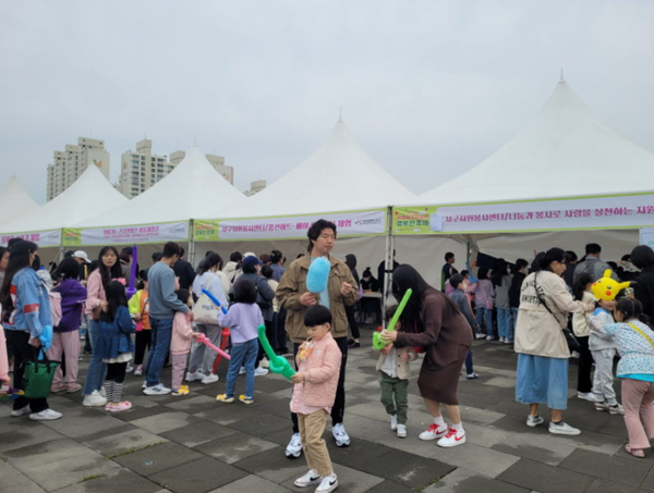 ▲어린이와 주민들이 참여해 공연과 체험등을 즐기고 있는 모습,