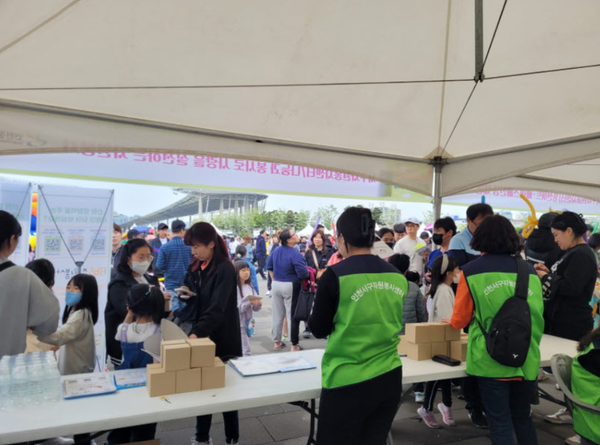 ▲인천아시아주경기장에서 어린이날 기념행사에 자원봉사자들의 열심히 봉사하는 모습,