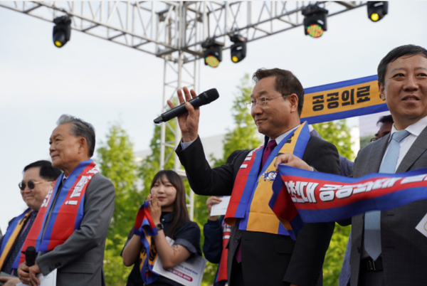 ▲유정복 시장이 손을 흔들어 보이고 있다.