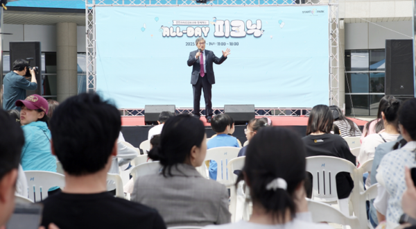 ▲김진용 인천경제자유구역청장이 ‘ALL-DAY 피크닉 행사’를 개최하고 있다.