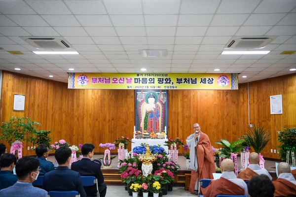                                                                      ▲ 경승실장인 청원사 본각스님이  봉행사를 하고 있다.