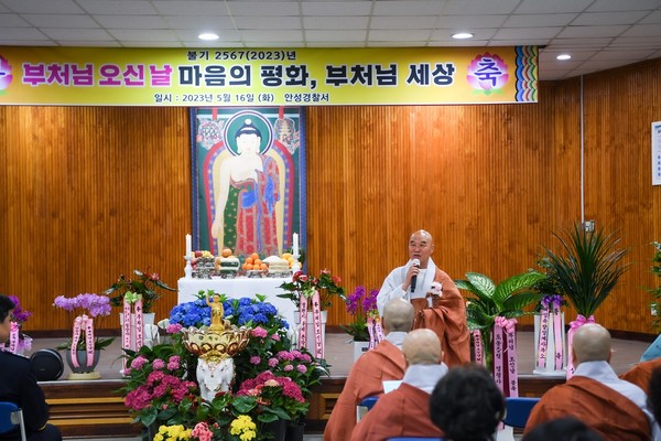                                                    ▲칠장사 지강스님이 즉석에서 노래를 불러 박수갈채를 받았다. 