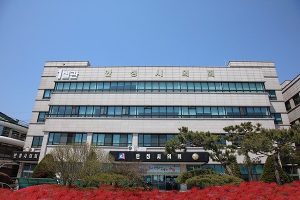                                                                               ▲안성시의회가 점입가경이다. 