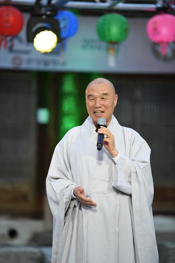                                                            ▲지강스님이 봉행사를 하고 있다.