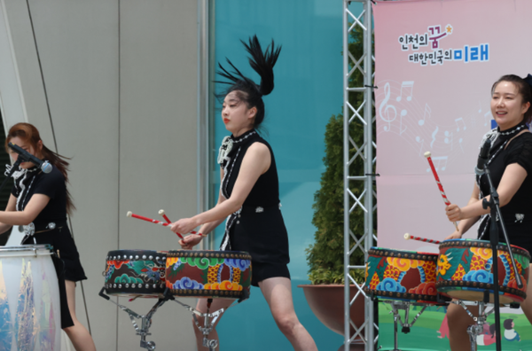 ▲난타 공연(우, 타악퍼포먼스팀 타포스)가 진행되고 있다. 