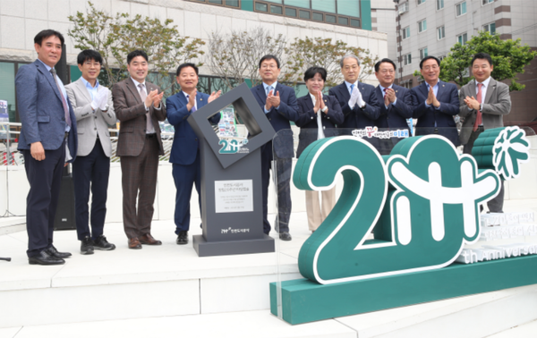 ▲ 타임캡슐 봉인식에서 행사 참석자들이 기념사진을 촬영하고 있다.