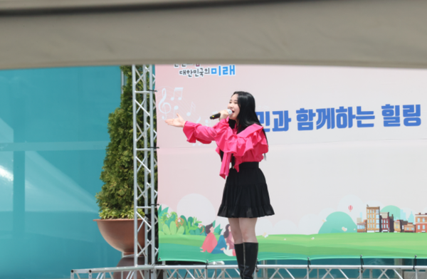 ▲ 23일 iH 본사에서 열린 행복찾음 문화행사에서 트로트 공연(가수 한주아),