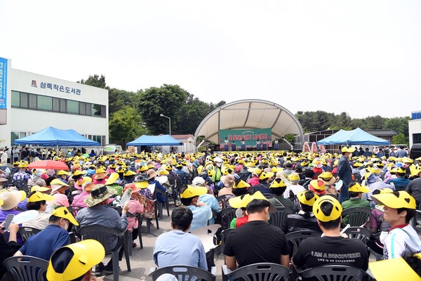                                                ▲안성연화마을에서 제7회 꽃 달아드리기 행사를 개최했다. 