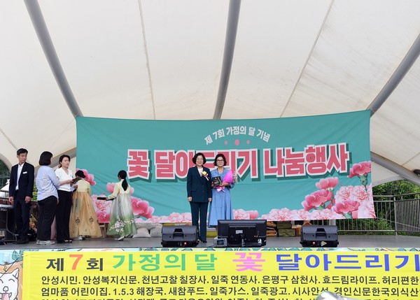                                                             ▲김보라 시장이 모범 봉사자들께 시상하고 있다. 