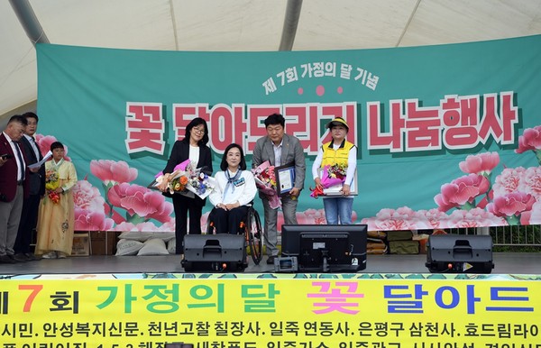                                                            ▲최혜영 국회의원이  유공자들에게  표창을 수여했다. 