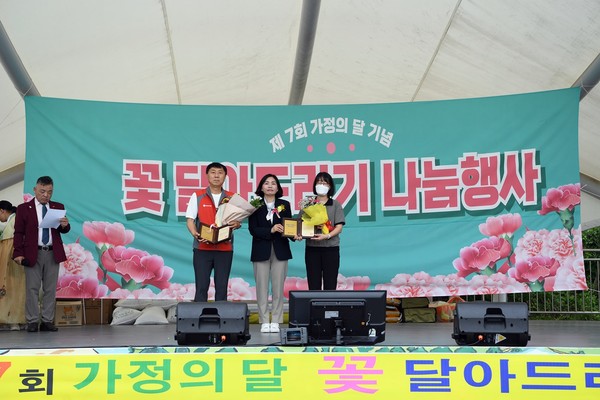                                      ▲황세주 도의원이 도의회 의장을 대신해  표창패를 전달하고 있다. 