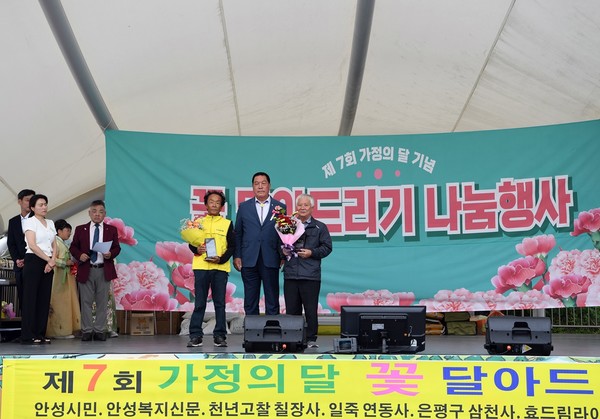                                             ▲안정열 안성시의회 의장이  표창을 하고 있다. 