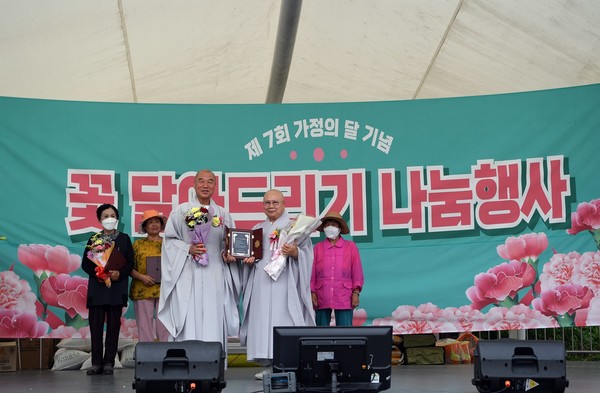                             ▲연화마을 고문 지강스님이 일죽 연등사 도심스님께 감사패를 전달했다. 