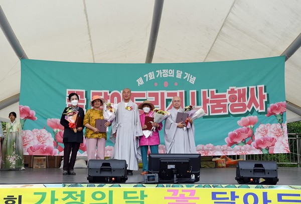                                                            ▲기념사진을 촬영하고 있는 수상자들 