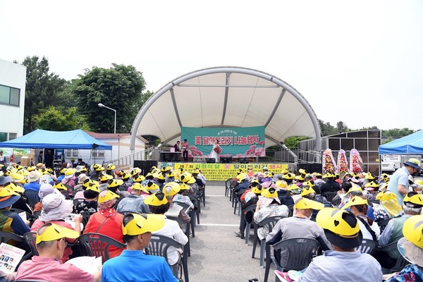                                                    ▲어르신들을 위한 신나는 공연이 이어졌다. 