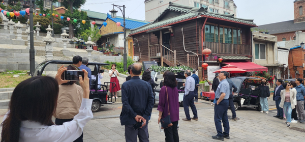 ▲도보탐방 코스 현장체험을 하고있다. 