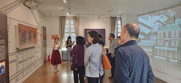 ▲학교장들이 여행콘텐츠의 설명을 듣고있다.