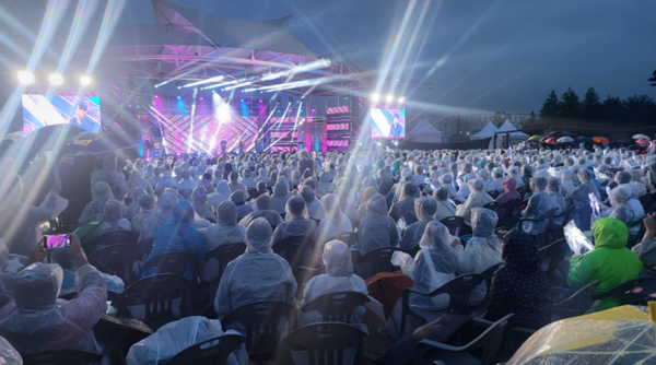   ▲아라마린페스티벌  하이라리트 장민호, 이석훈, VOS 등이 출연한 문화콘서트는 우천에도 불구 아라마리나 일대는 축제의 열기로,후끈하게 달궜다.  [김포시=제공] 