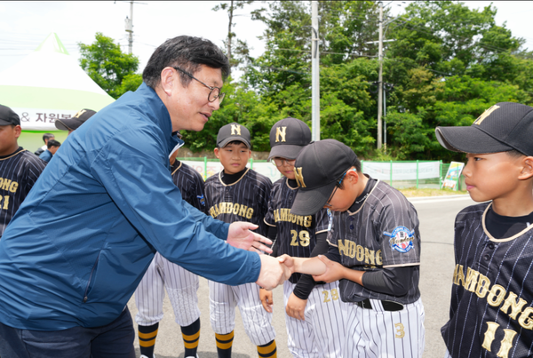 ▲도성훈 인천시교육감이 학생선수들을 일일이 다 손을 잡아주며 격려하는 모습,