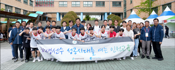 ▲학생선수들과 단체촬영,