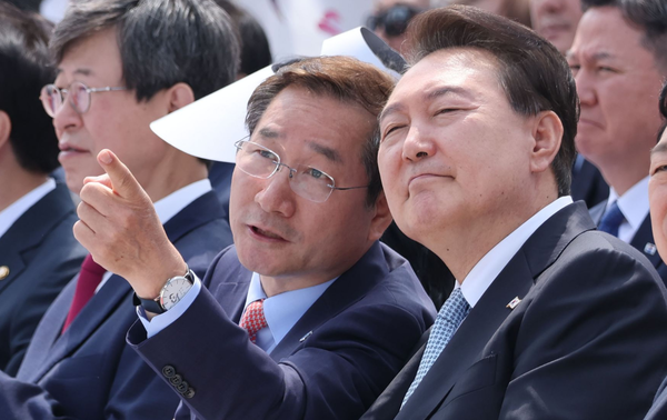 ▲윤석열 대통령이 5일 센트럴파크 UN광장에서 열린 재외동포청 출범 기념행사에 유정복 인천시장과 참석하고 있다.