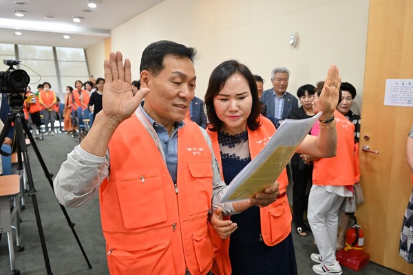아름다운 어울림봉사단 결의문 낭독을 하고있다