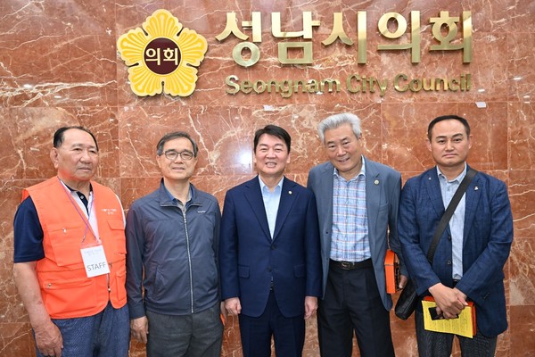 (중앙) 안철수의원과 행사 참석자와 기념 촬영