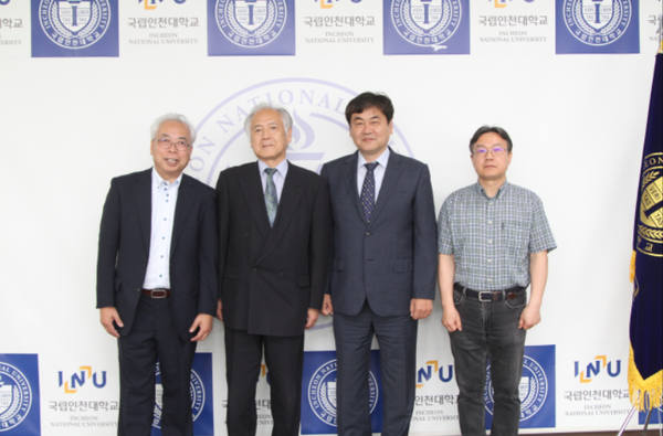 ▲인천대 이인재 대외협력부총장(오른쪽 두 번째), 이건상 일본지역문화학과장(오른쪽)이 지난 2일 인천대를 방문한 일본 서남여학원대학 하루미 야히로 인문대학장(왼쪽 두 번째), 리우밍 관광문화학과 교수와 양교 MOU체결을 협의하고 기념촬영을 하고 있다.                                             [사진=인천대 제공]