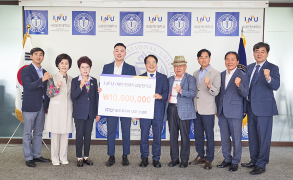 ▲왼쪽부터 이준한 발전기금 상임이사, 한림병원 이정희 이사장, 학익새마을금고 송경숙 이사장, 인디앤드코리아 오상훈 대표(기부자), 박종태 총장, 명가타워 김현기 회장, 대림시스템 이헌구 대표이사, 백석개발 김영수 대표, 이인재 대외협력부총장