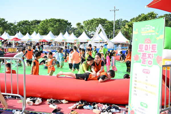 최고로 인기가 좋은 프로그램인 토마토 풀장. 토마토를 던지고 슬라이드를 탈 수 있다. 