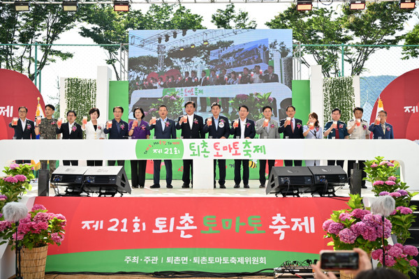 참석한 내빈들이 개막 기념 퍼포먼스로 토마토 주스 시음회를 가졌다.