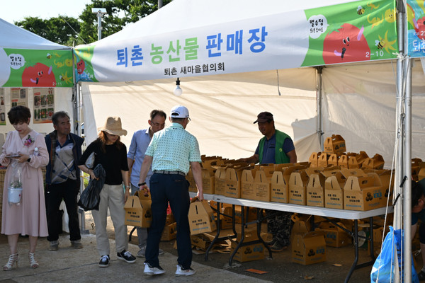 행사장에서는 경기도 광주시의 8개 작목반이 생산한 토마토를 시중 가격보다 30가량 싸게 살 수 있다. 