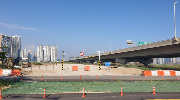 ▲ 랜드마크시티 1호 수변 공원 이용객 증가에 따른 주차장 부족에 대비, 수변공원 인근에 임시 주차장 조성,