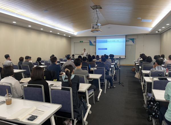 ▲송도컨벤시아에서 64명의 교육생을 대상으로 대면교육을 강의 하고있다.