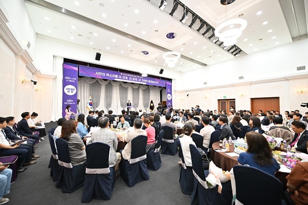 시민과 의원이 각 지역구 별로 앉아 기탄없이 지역 현안과 문제에 대해 의견을 나눴다.