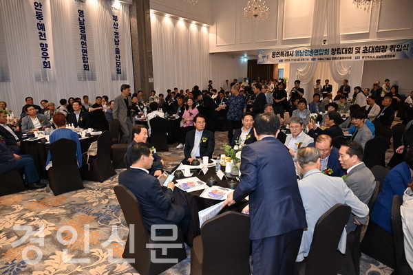 자리를  빛낸 내빈들과 용인시 거주 영남인들.