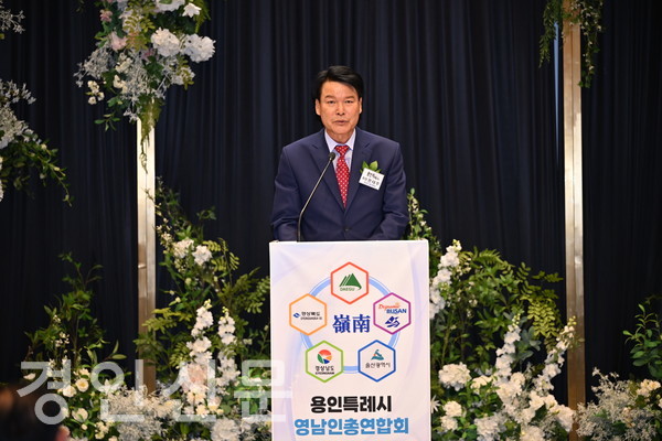 현태주 초대회장이 기념사를 하고 있다.